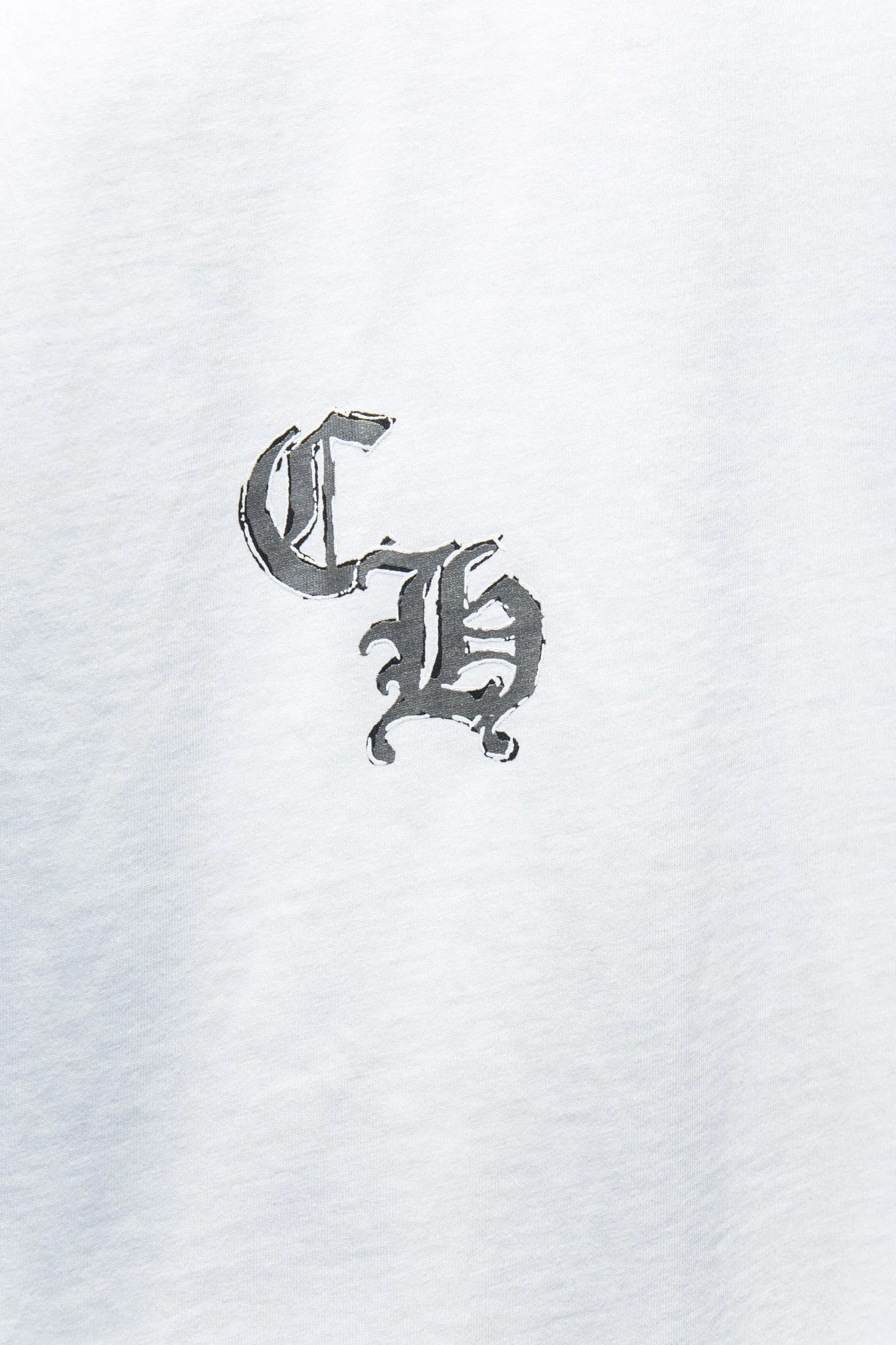 🅿️188 Style No.: 7249# Chrome hearts• 25ss ⚠YB custom-woven and custom-dyed fabrics, colors, prints, styles, accessories, hardware. The fabric is woven by imported machines. The uniqueness of the cloth texture creates a perfect garment effect. The fabric is made of 260-gram net cloth with 320-gram 1*1 ribs. 4-color environmentally friendly custom-dyed fabrics, threads in the same cylinder, no color difference.  Gradient graffiti on garments, hand-made graffiti technology on garments, the details of the collar, pockets, cuffs, and front and rear threads are clearly visible. The printing uses Japanese BROTHER white ink digital direct-injection garment printing. This model is a global limited edition. In order to present a product like a work of art, after a long period of repeated determination of details, a very high-standard garment is presented. The front chest is made of direct-injection printing environmentally friendly glue material, using a mechanized printing process. Mechanical printing has high precision, the positioning accuracy can reach ±0.02mm, and the quality is stable.   The body of the garment is processed with hand-nailed hardware elements, which greatly increases the interest of the garment and creates a unique visual effect. The special washing effect creates a unique aged effect.  Croix Heart Short Sleeve must be the first short-sleeved piece in spring and summer that blurs the boundaries of unisex style. It has a classic dropped shoulder oversize version and a loose and casual upper body.  Color: Black White Size: S M L XL